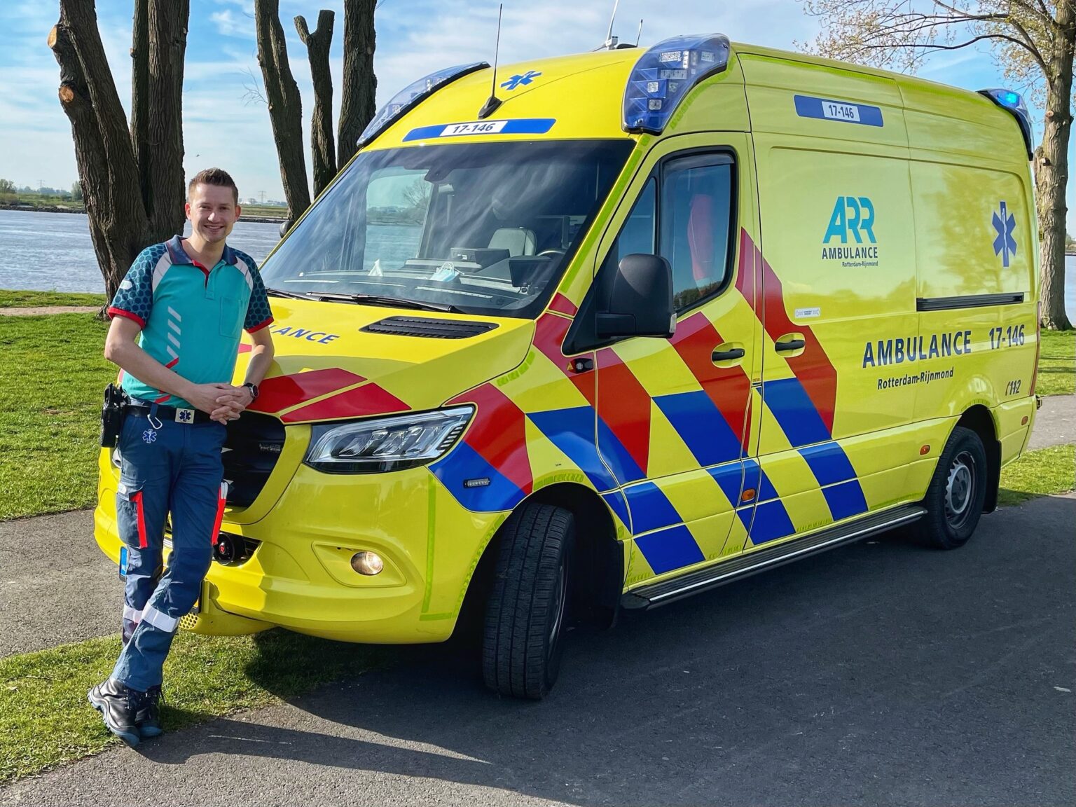 Jeffrey Is Ambulancechauffeur De Chauffeur Helpt De Verpleegkundige